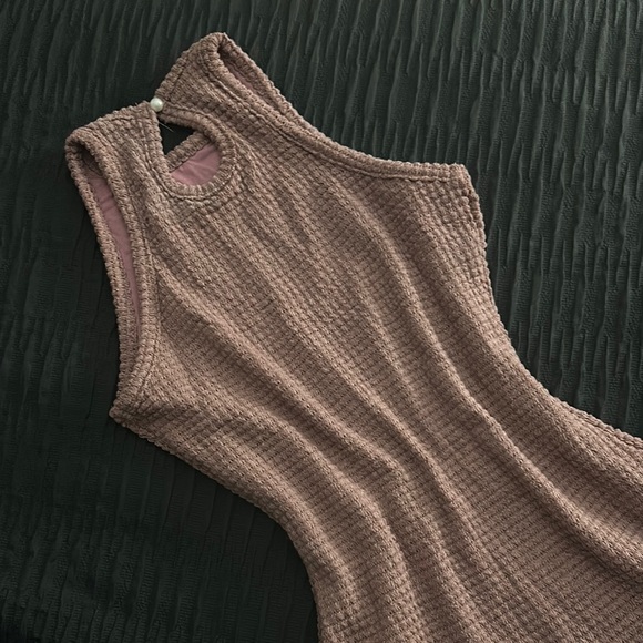 Elegant Pink Sleeveless Dress - Picture 3 of 3